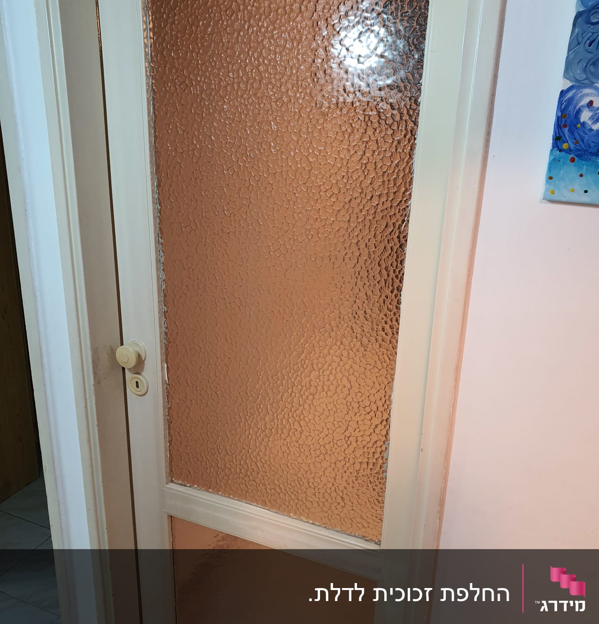 דלת עם זכוכית מחוספסת חומה במסגרת עץ